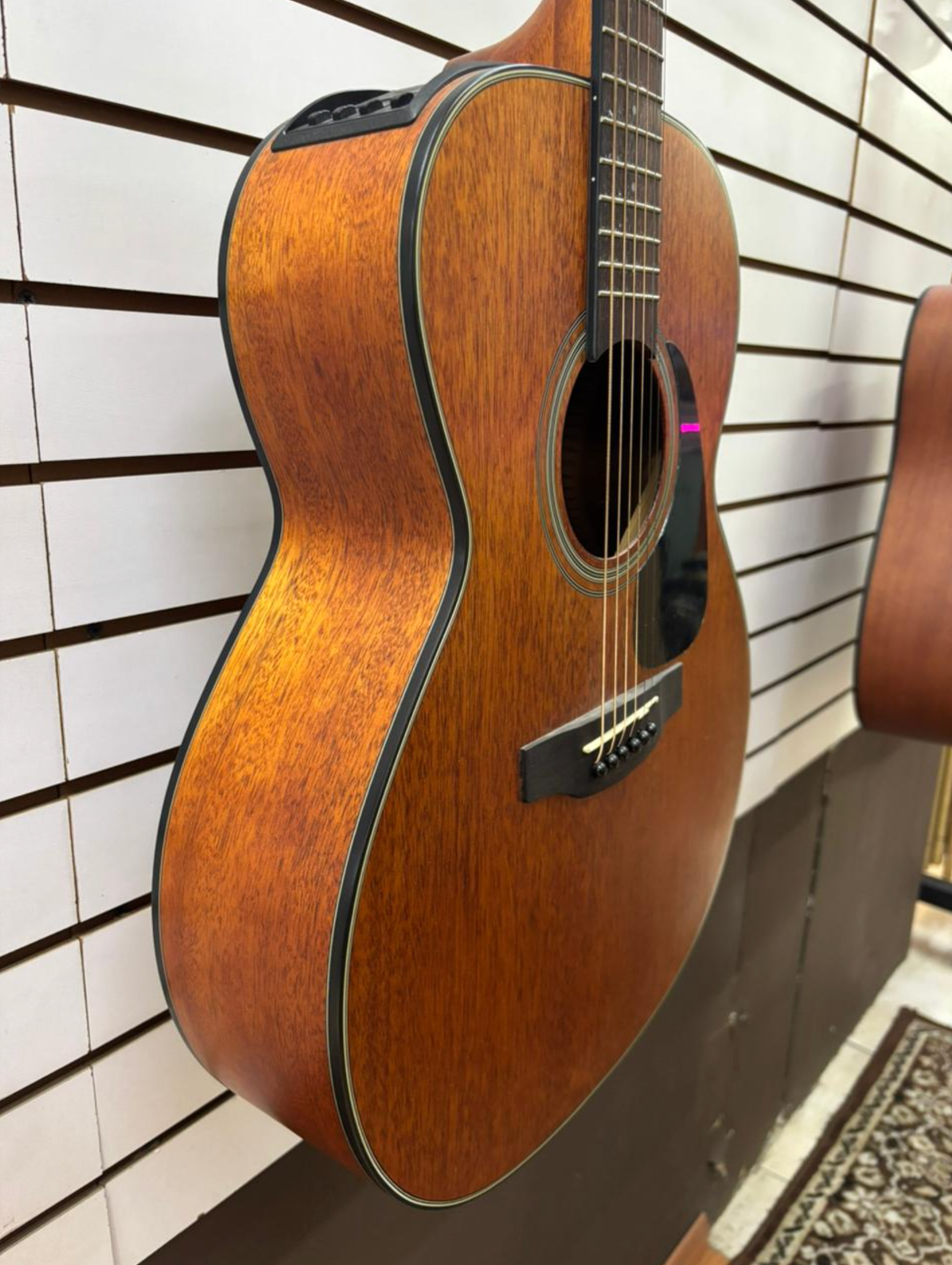 Guitarra Electroacústica Takamine GLN11ENS Caoba – Producto en Remate